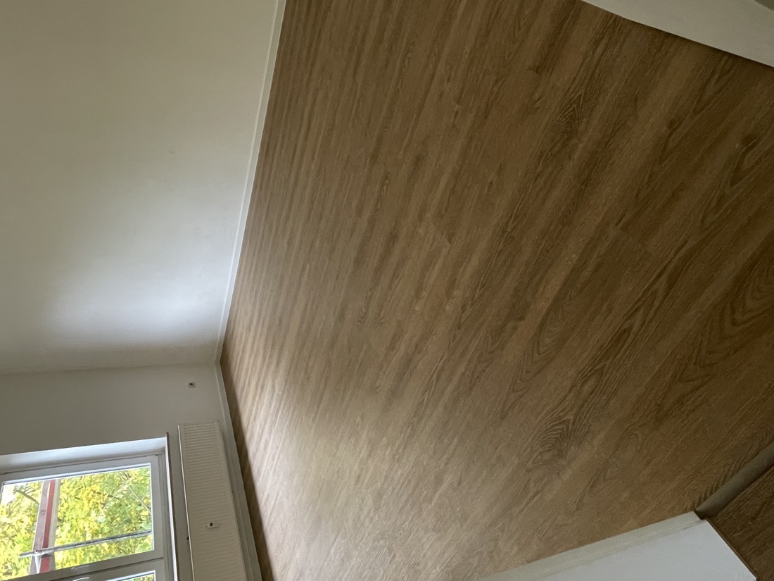 Neu verlegter Design-Bodenbelag in Holzoptik